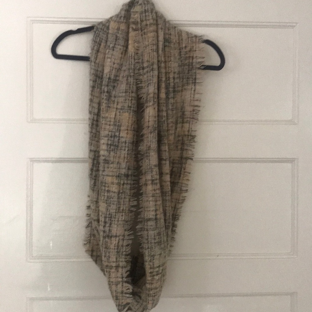 Tweed round scarf